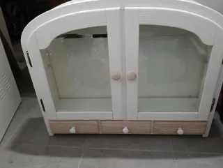 Armario de pino con detalles en salmón rosado