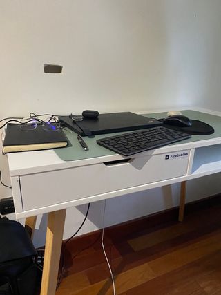 Escritorio blanco y madera