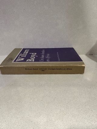 Novela ,Un Buen Hombre En Africa