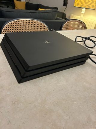 PlayStation 4 Pro + 4 mandos + accesorios
