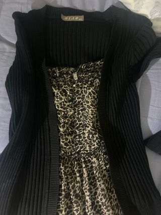 Top negro con volante de leopardo