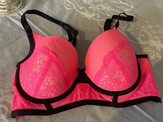 Sujetador rosa y negro con encaje