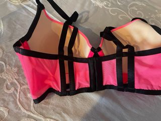 Sujetador rosa y negro con encaje