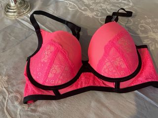 Sujetador rosa y negro con encaje