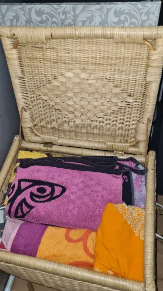 Baúl de mimbre beige