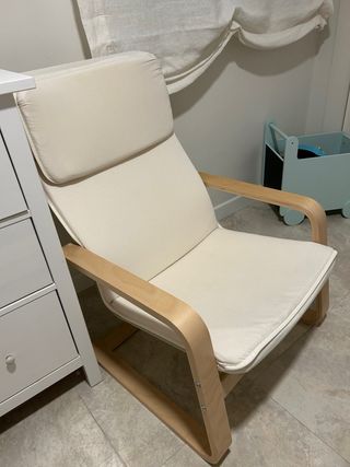 Mecedora de tela y madera beige