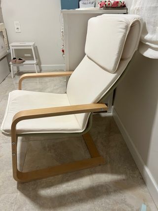 Mecedora de tela y madera beige