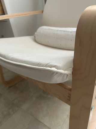 Mecedora de tela y madera beige