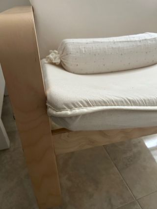 Mecedora de tela y madera beige