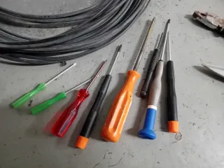 Kit attrezzi: pinza, spelafili, cacciaviti sonda