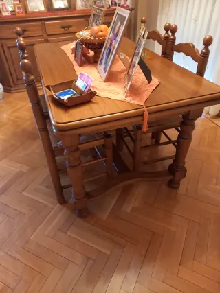 Aparador y mesa de madera