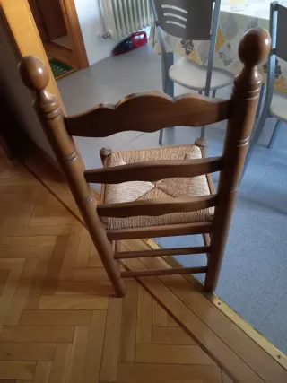 Aparador y mesa de madera