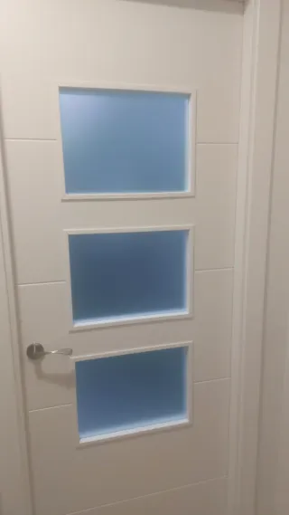 Puerta blanca con 3 cristales