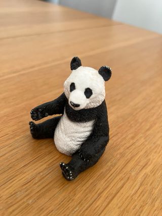 Muñeco de panda sentado