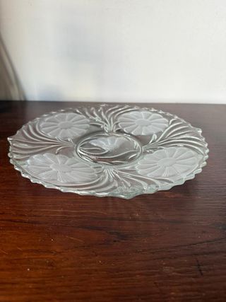 Travessa de vidro com flores