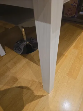 Mesa de comedor blanca y sillas grises