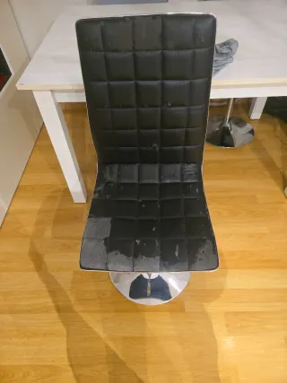 Mesa de comedor blanca y sillas grises