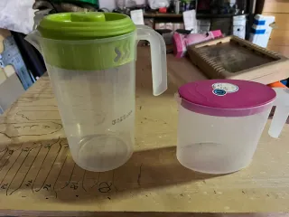 Jarras de plástico verdes y rosas