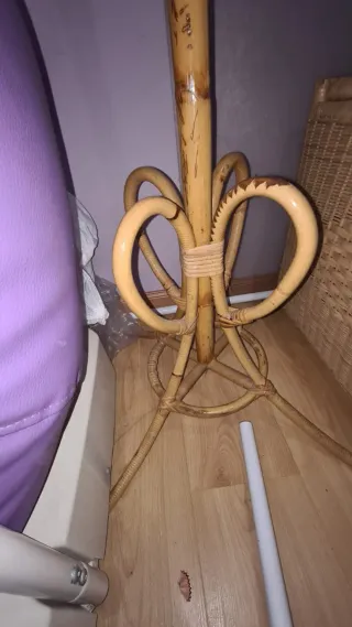 Perchero de pie de bambú