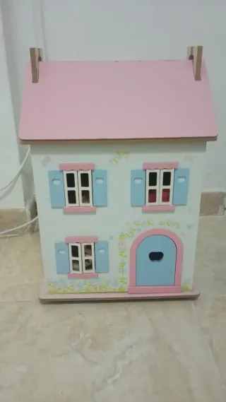 Casita de muñecas de madera