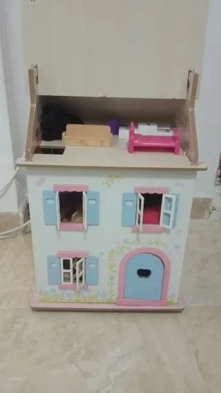 Casita de muñecas de madera
