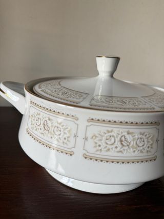 Travessa de Porcelana com Detalhes Dourados