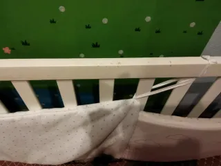 Cuna bebé blanca con diseño