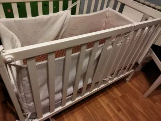 Cuna bebé blanca con diseño