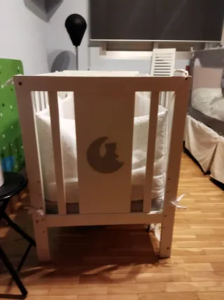 Cuna bebé blanca con diseño