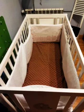 Cuna bebé blanca con diseño