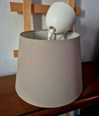 Lámpara de tela beige y blanca