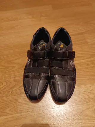 Zapatillas casuales marrones y negras