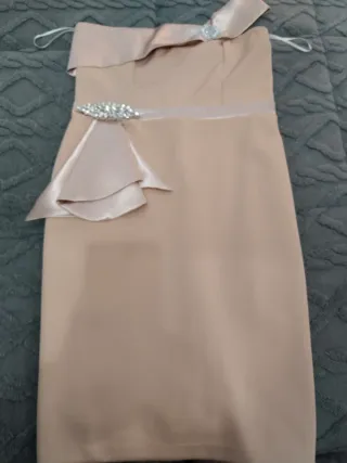 Vestido beige con pedrería