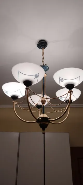 Lámpara de techo dorada y blanca