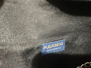 Bolso de mano negro con tachuelas