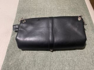 Bolso de mano negro con tachuelas