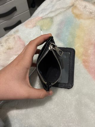 Monedero negro con múltiples bolsillos