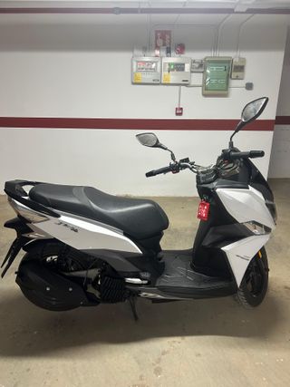 Moto Scooter Blanca y Negra