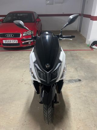 Moto Scooter Blanca y Negra