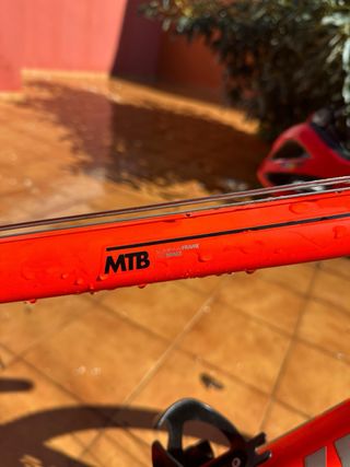 Bicicleta B'TWIN Rockrider 500 + Casco