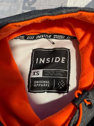 Sudadera Inside cuello alto detalle naranja