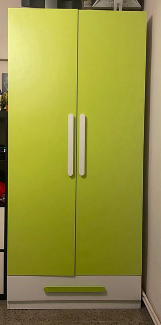 Armario infantil verde y blanco