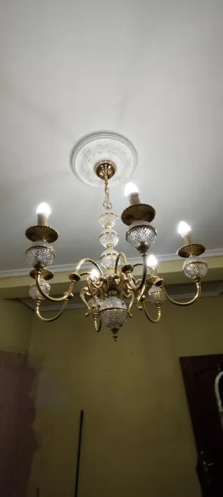 Lámpara de araña dorada con cristal