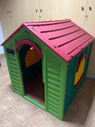 Casita de juego infantil verde y roja