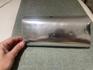 Cartera de mano plateada
