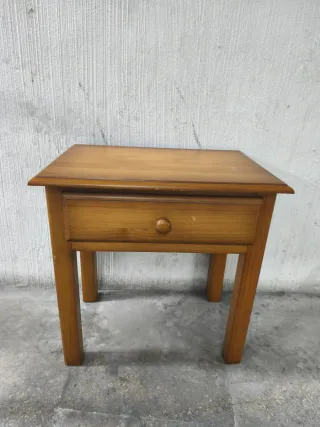Mesita de noche de madera