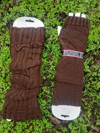 Guantes y calentadores de punto marrón