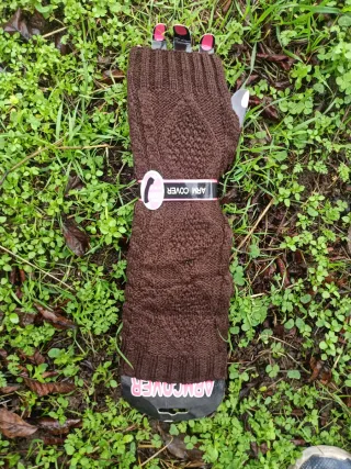 Guantes y calentadores de punto marrón