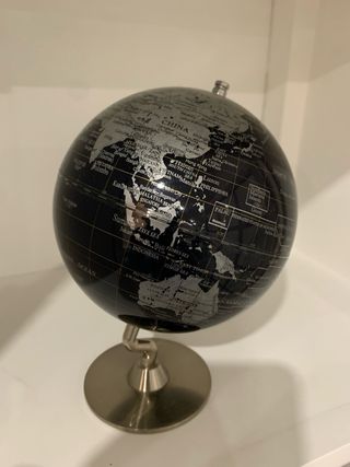 Globo terráqueo decorativo negro y plateado