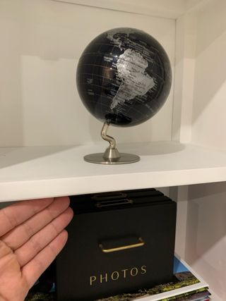 Globo terráqueo decorativo negro y plateado